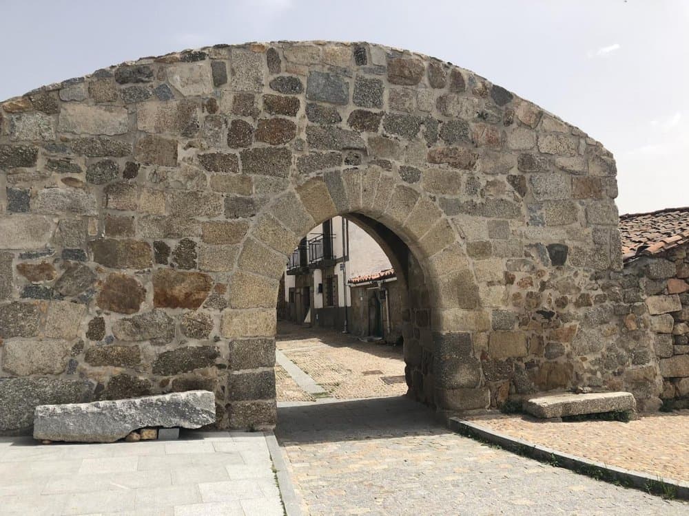 Bonilla de la Sierra: Un Viaje a la Historia Medieval y Prehistórica de Ávila