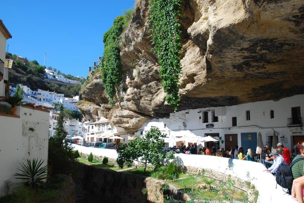 Setenil de las Bodegas: Donde la Historia y la Naturaleza se Encuentran en Sus Mágicas Calles Cueva