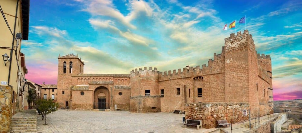 Monteagudo de las Vicarías: Historia y Fortaleza en la Frontera