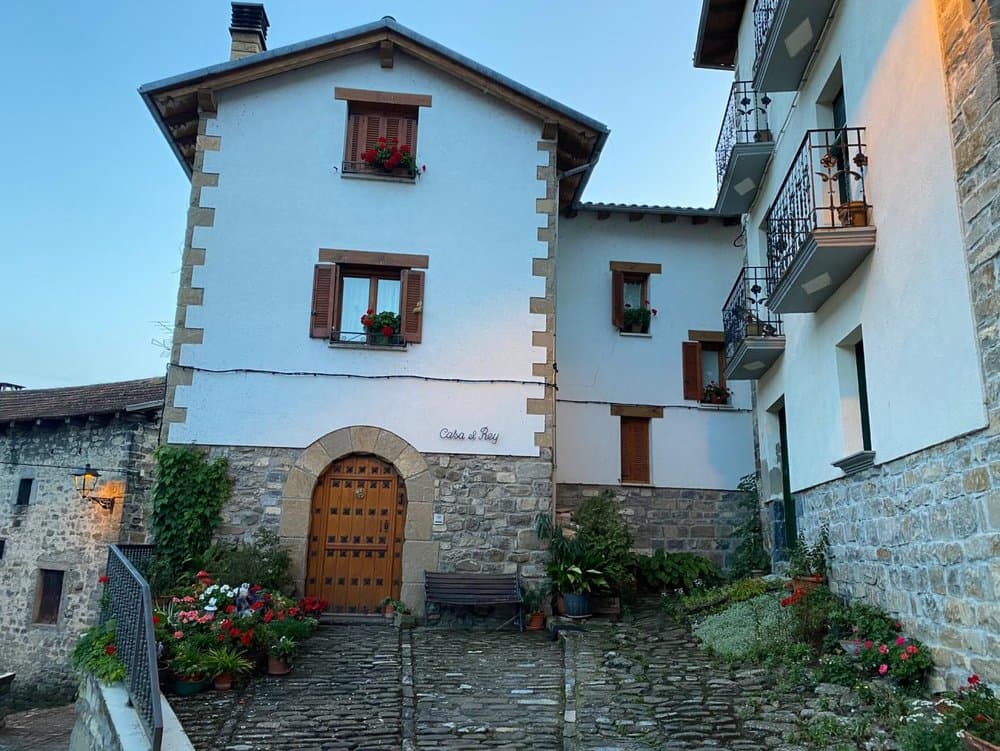 Un Recorrido por el Valle de los Dólmenes, la Historia y el Sabor del Pirineo
