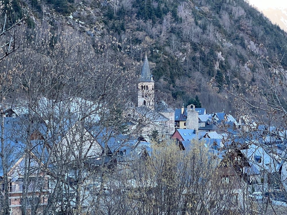 Garós: El Encanto de los Pirineos, Naturaleza, Cultura y Tradición a Tus Pies