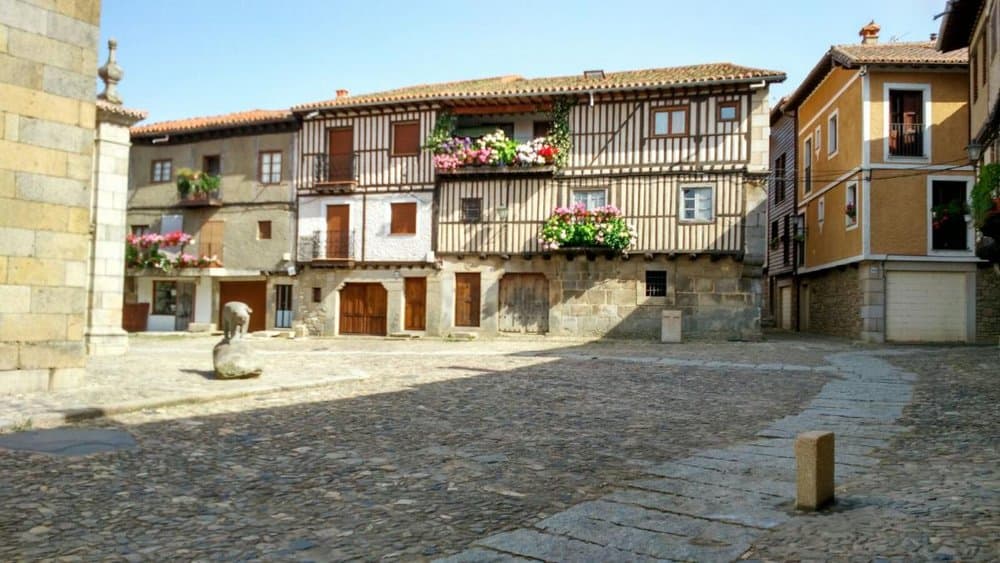 Un viaje en el tiempo entre calles empedradas, historia viva y tradiciones mágicas