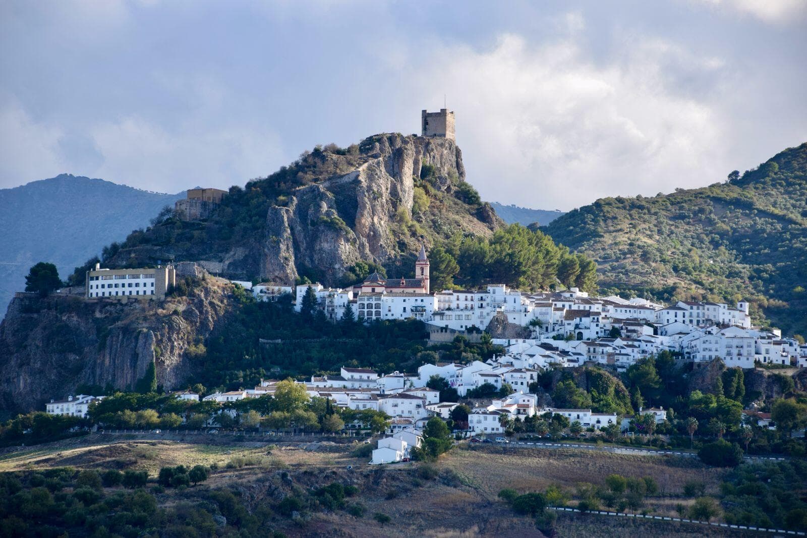 Descubre Zahara de la Sierra: Un Tesoro Histórico y Natural Entre las Montañas de Cádiz